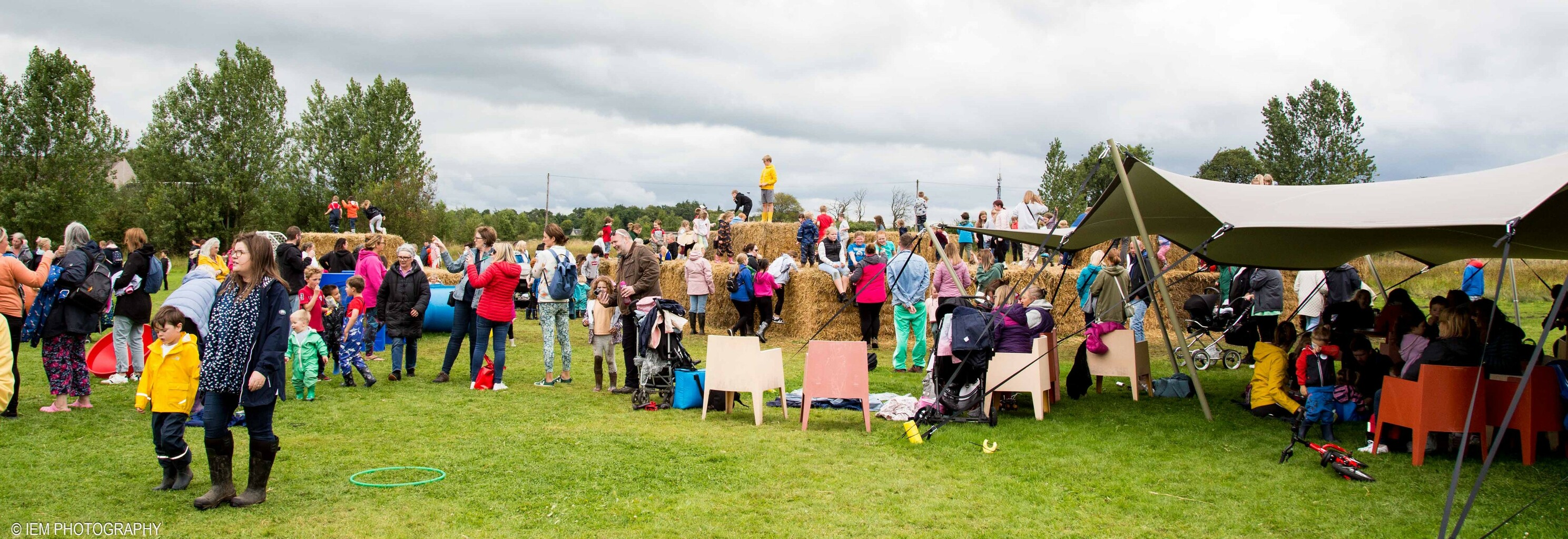 Playday 2023: enjoying our haybale maze made from hay loaned from local farmers